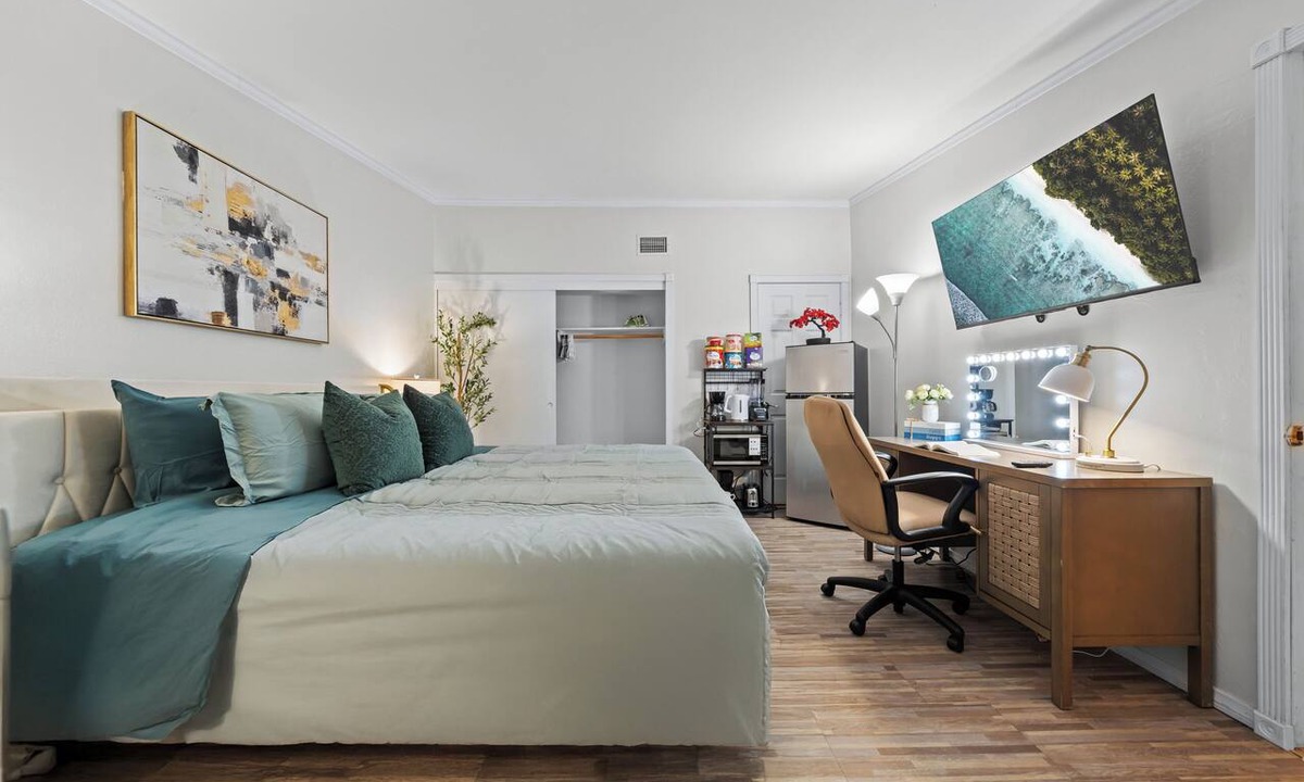 Mount Helix Apartment | Private Studio w King Bed, Bathroom, 1 Parking