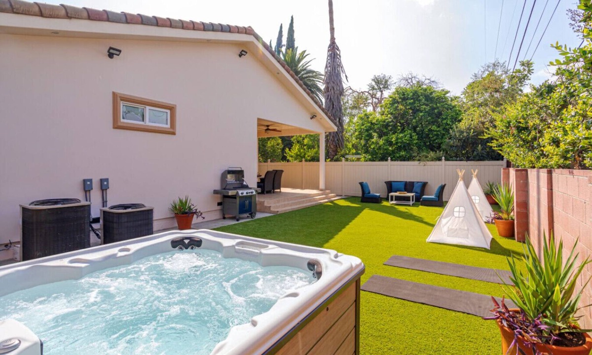 Valley Glen House | Regal 4 bed with hot tub close to Universal Studios