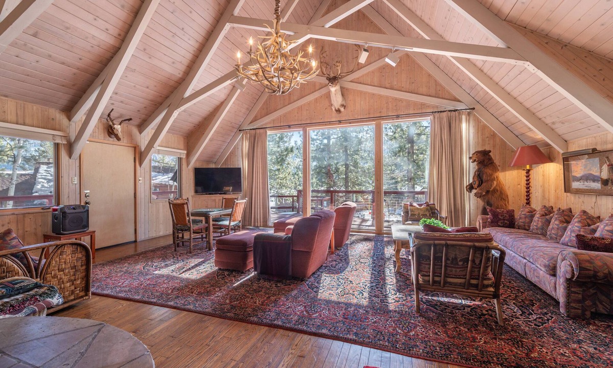 Olympic Valley Cabin | Reid Ski Lodge: A spacious retreat for 14 in Olympic Valley with hot tub.