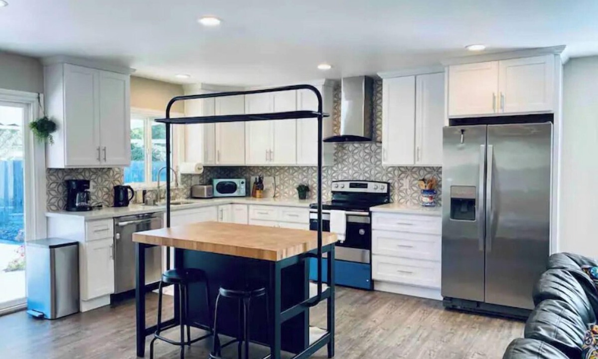 Newark House | Remodeled 3BR Home, 4-Car Parking, Sleeps 10, Silicon Valley