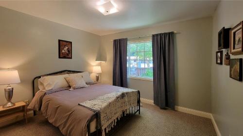 Gold Hill House | River Views 2 Homes Sleeps 14 Swim Spa