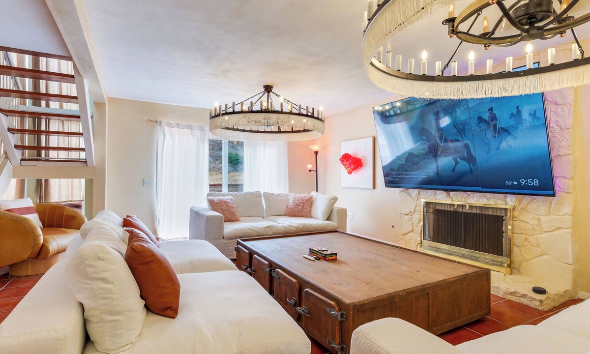 Estates at Canyon Crest House | Riverside 4BR Near UCR/CBU 12 Beds, 6 Kings, Arcade and Firpit