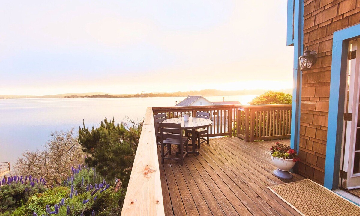 Old Town Cottage | Romantic Waterfront/Fire Pit/Hot Tub/Mins. to Beaches & Restaurants/Pet Friendly