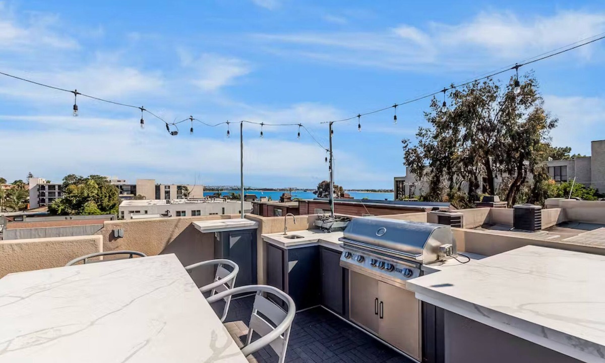 Crown Point House | Rooftop Bar w Bay View, Private Jacuzzi, BBQ and Parking for Two Cars
