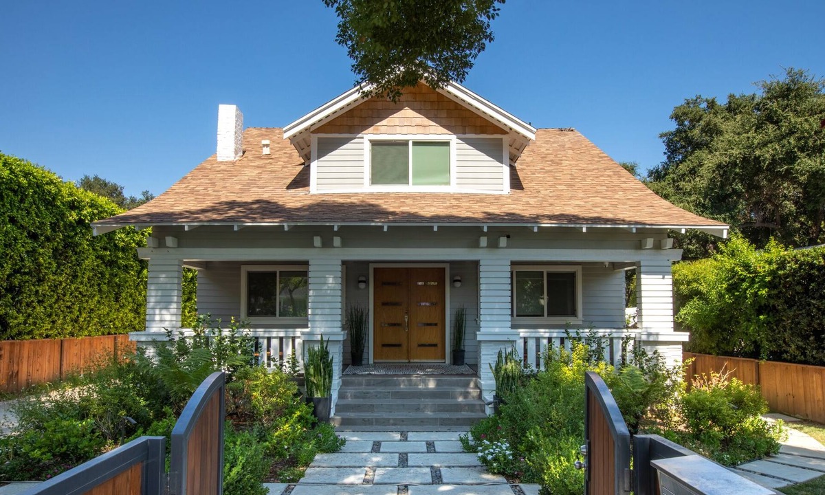 North Central Apartment | Rosebowl, Heated Pool, Spa, BBQ, Hoops