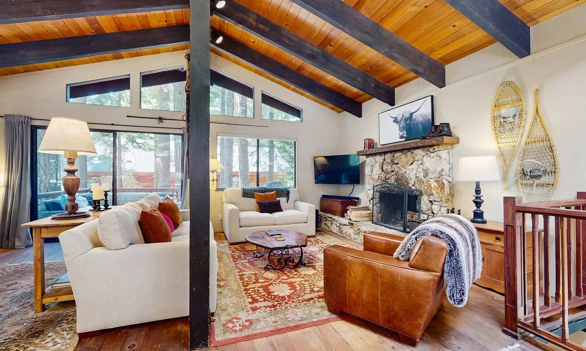 Homewood House | Rustic, comfy, dog-friendly cabin in the pines - walk to homeowners lake & beach