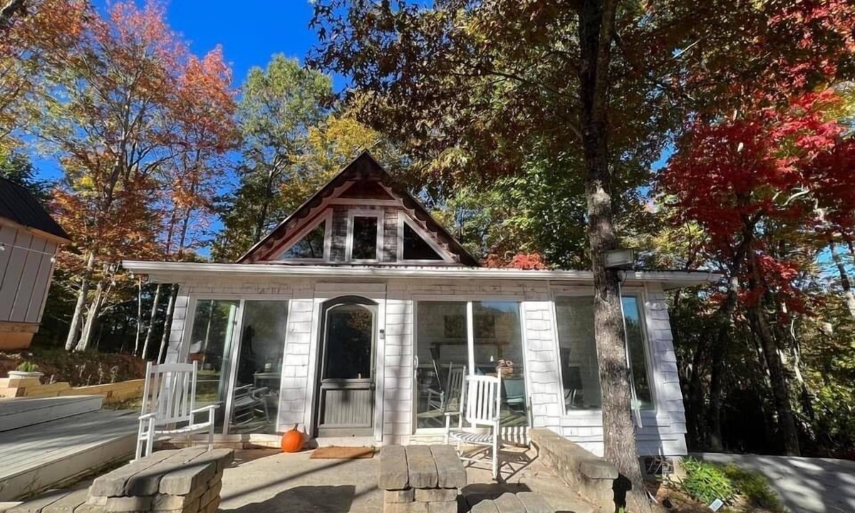 Brevard Cabin | SECLUDED MOUNTAIN GETAWAY WITH MOUNTAIN VIEWS/PRIVATE LAKE ACCESS/PET OK/WIFI