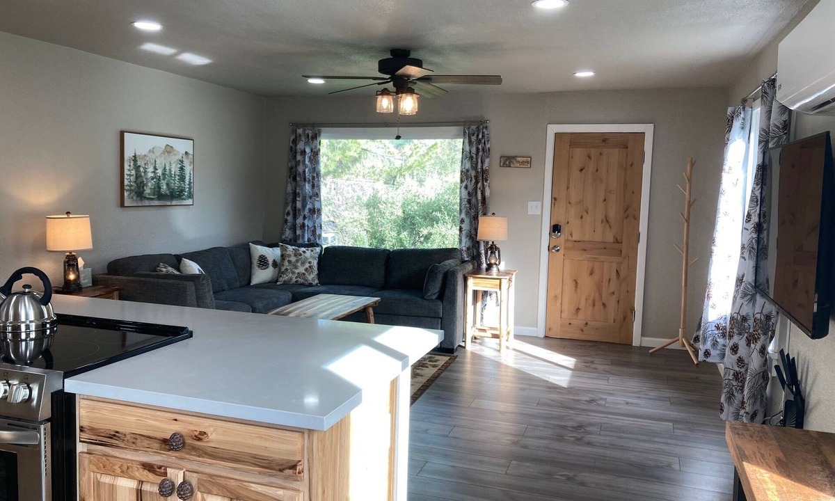 Three Rivers Cottage | Shared Pool/Arcade Games/Walk to Town/Near Sequoia National Park