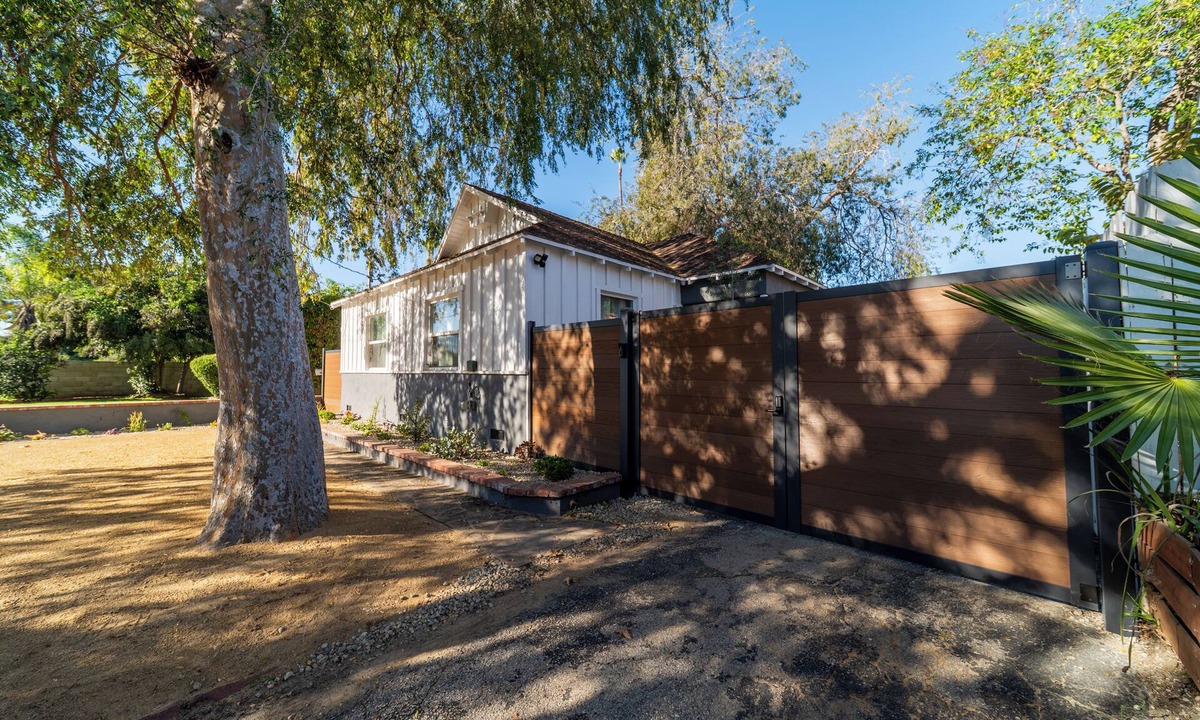 Lake Balboa House | Spacious 3-bedroom house in tranquil LA, Big Backyard and Recording Studio