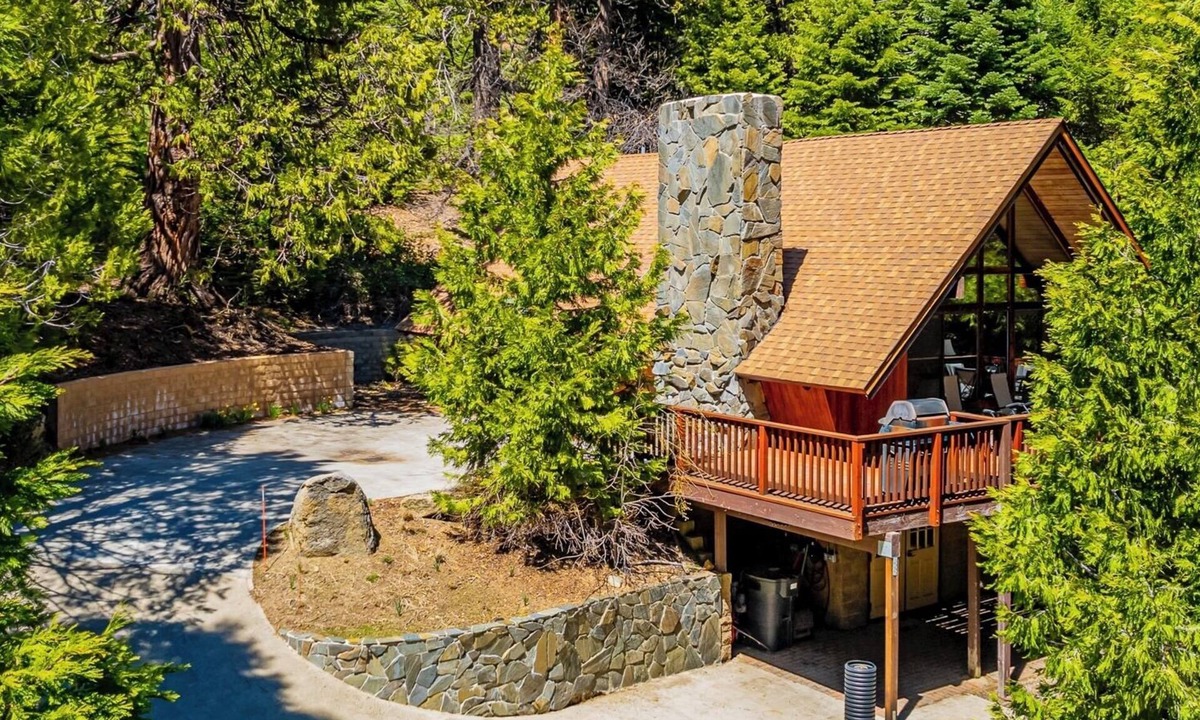 Fish Camp House | Spacious, 3BR/3BA, A/C, EV charger, game room, pool table, 2 miles from Yosemite