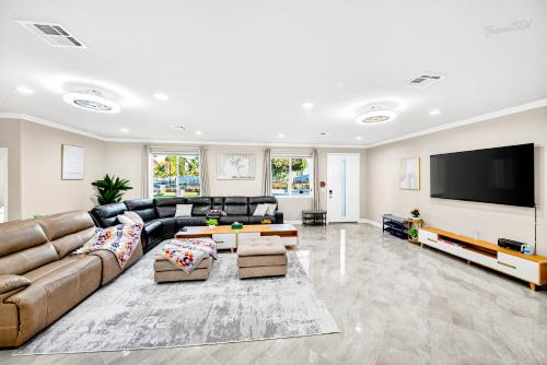 Bassett House | Spacious 9BR Home + Parking + Near DTLA #TravelSGV