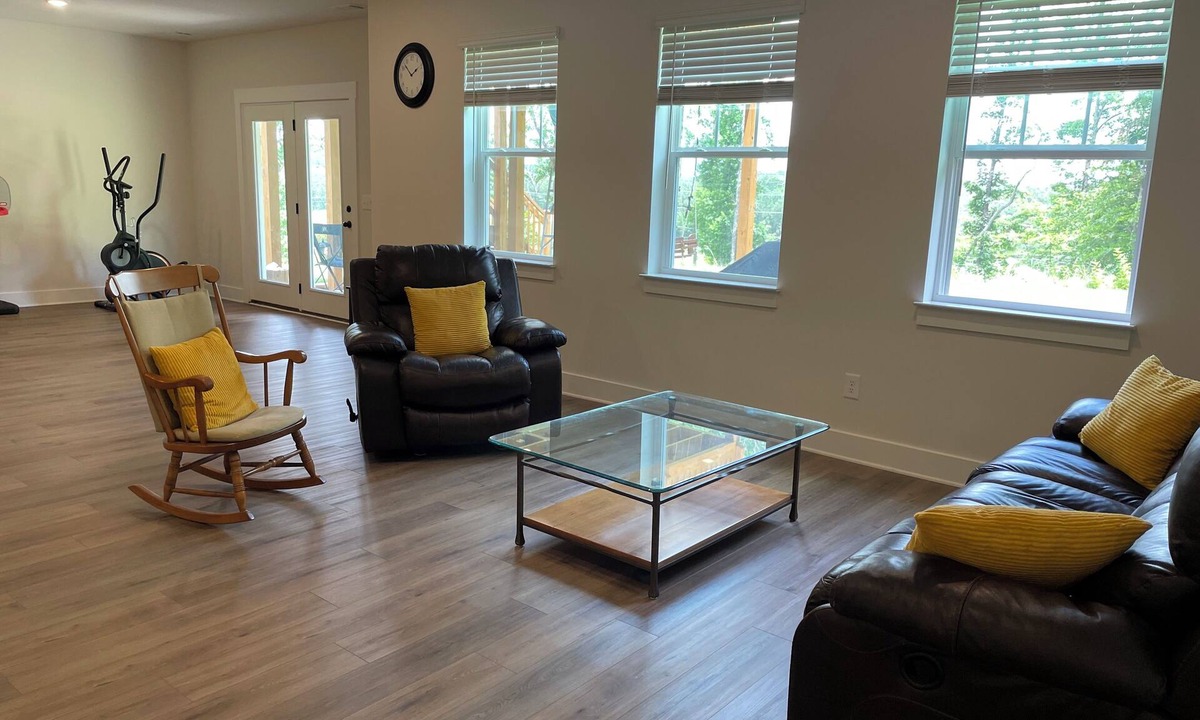 Central House | Spacious Basement Suite with full Kitchen 4 Miles to CU