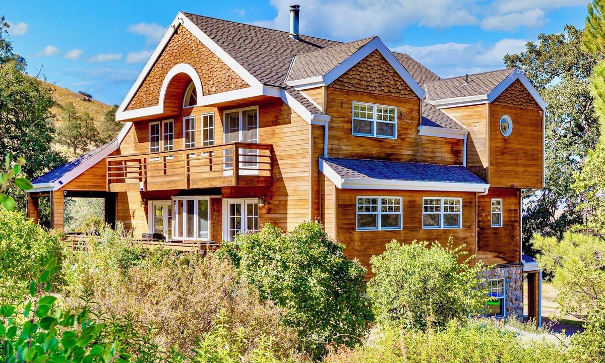 Tehachapi Cabin | Spacious Family Cabin w/Hot Tub & Mountain Views