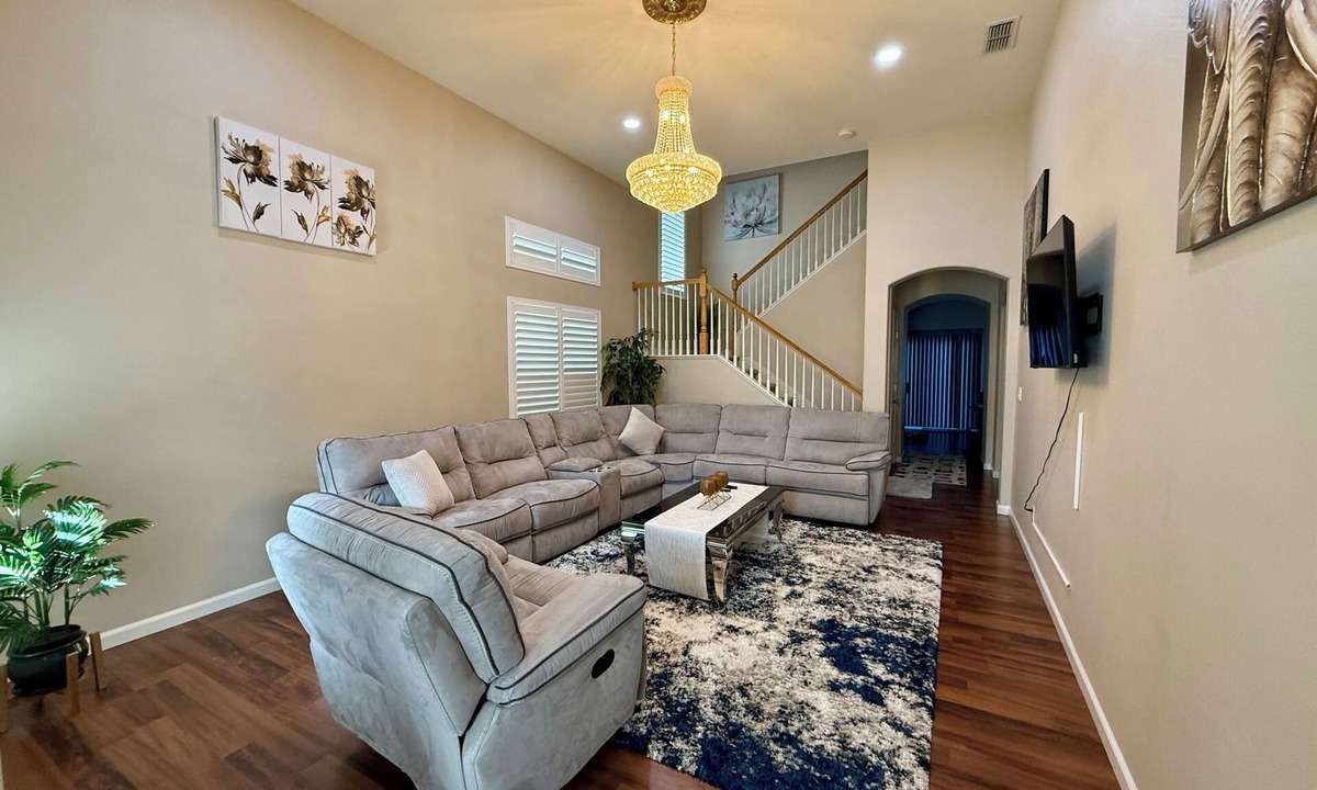 North Natomas House | Spacious Modern 4BR Home-Family-Friendly Stay, Near Airport