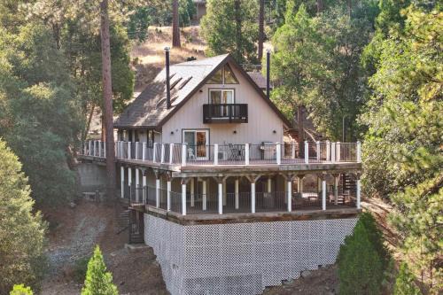 Groveland House | Spacious Pine Mountain Lake Cabin Rental w/Decks