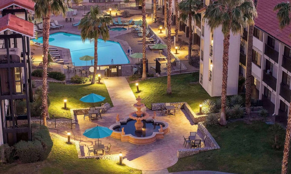 Palm Desert Hotel | Spacious Suites with Pool & Tennis | Near El Paseo Shopping | Free Breakfast
