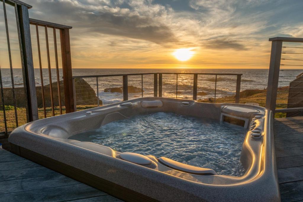 Fort Bragg House | Spectacular Oceanfront Studio with Hot Tub & Loft