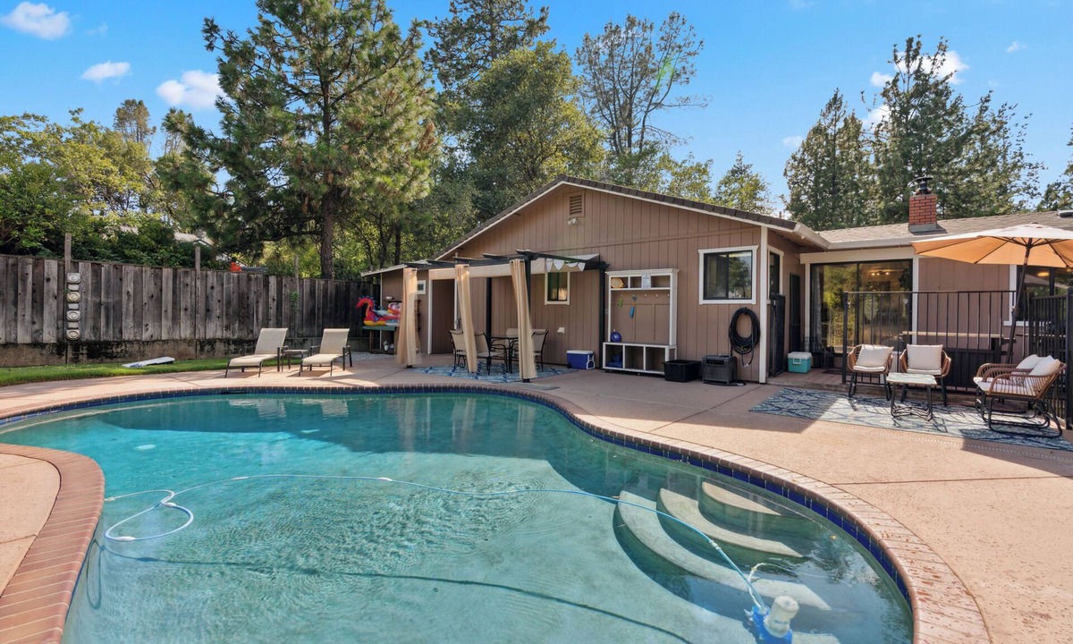 Shasta Lake House | 💥Spring Special ~Boat Parking~Hot Tub ~Game Room~Space for big Groups ~3000 sqft