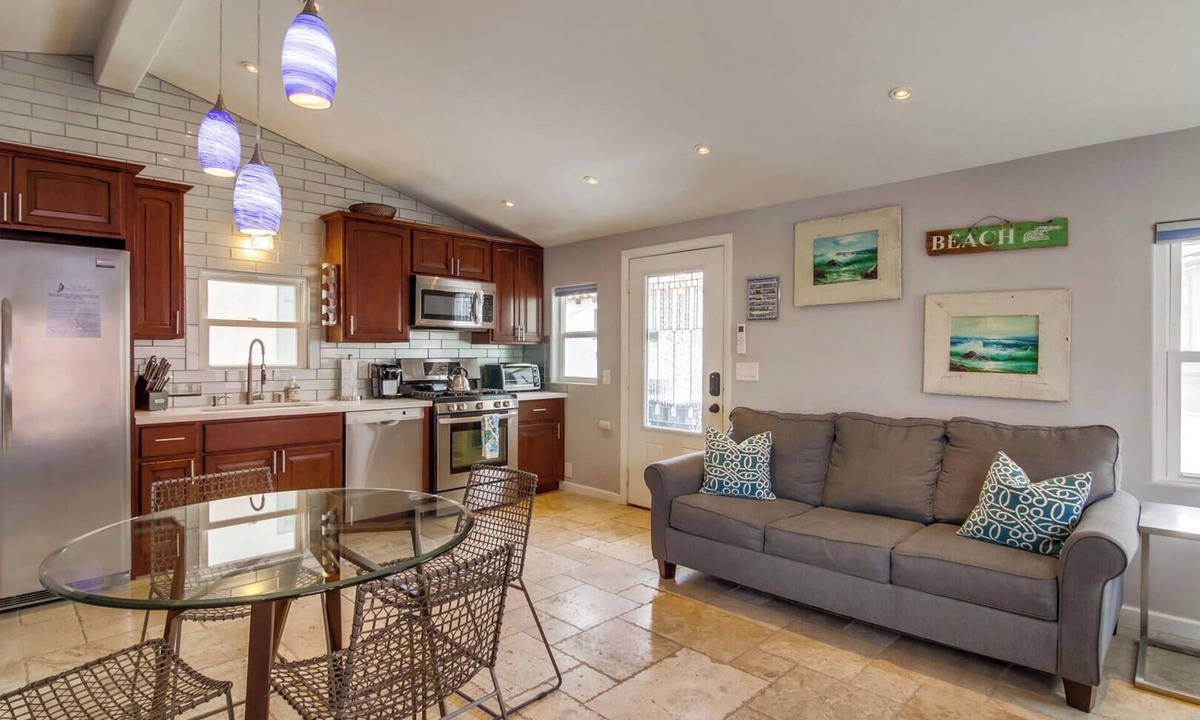 South Mission Beach House | Steps 2 Beach, Great for Couples W/Parking, Amazing Reviews!