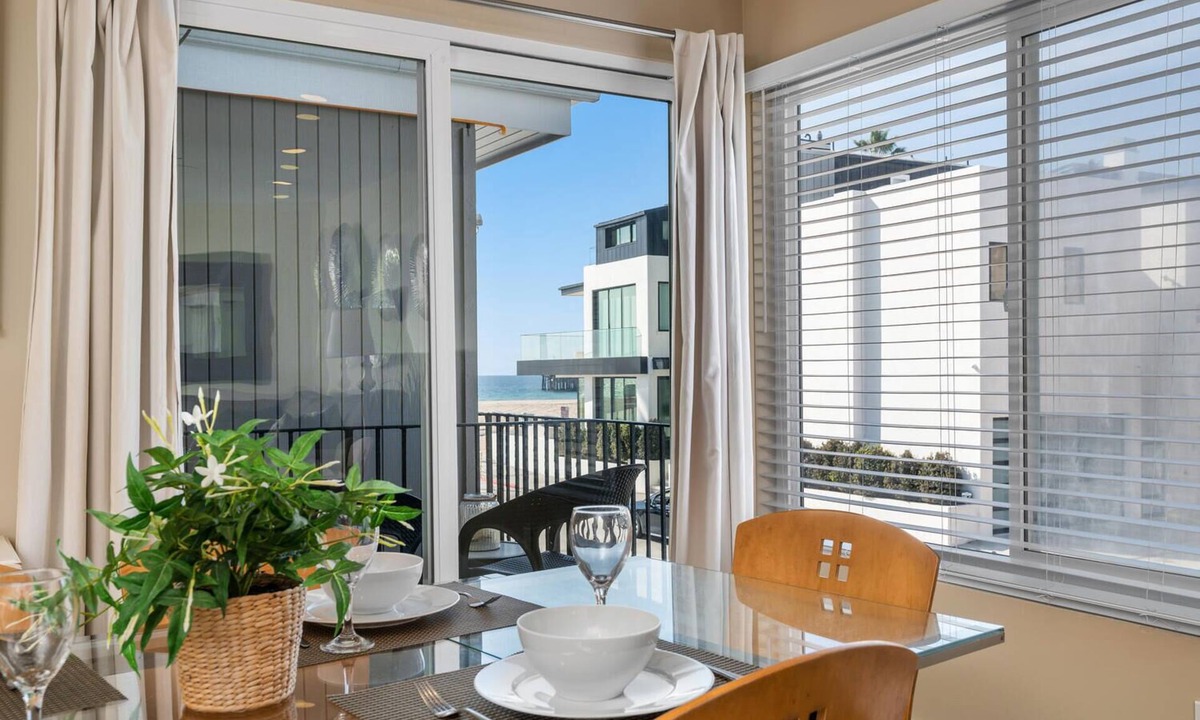 Balboa Peninsula Condo | Steps to Beach + AC + Parking + Beach Equipment