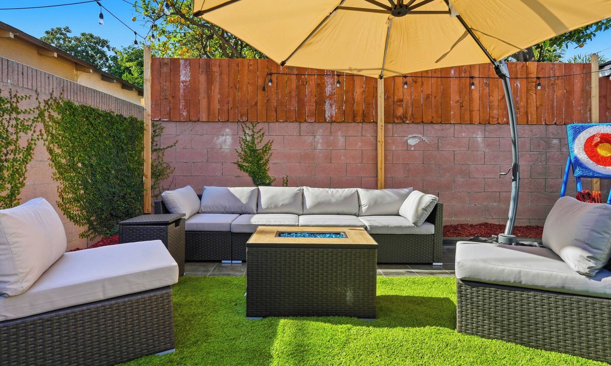 South Wrigley House | Steps to Belmont Shore Retreat - Firepit - Games - Near DTLB!