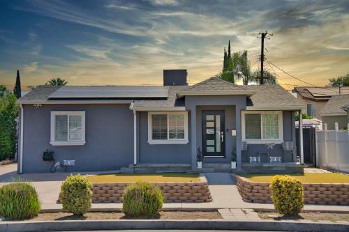 Panorama City House | Stylish 3BR, 2BA Home , Sleeps 8 - King Bed, Firepit, Near Universal, SoFi