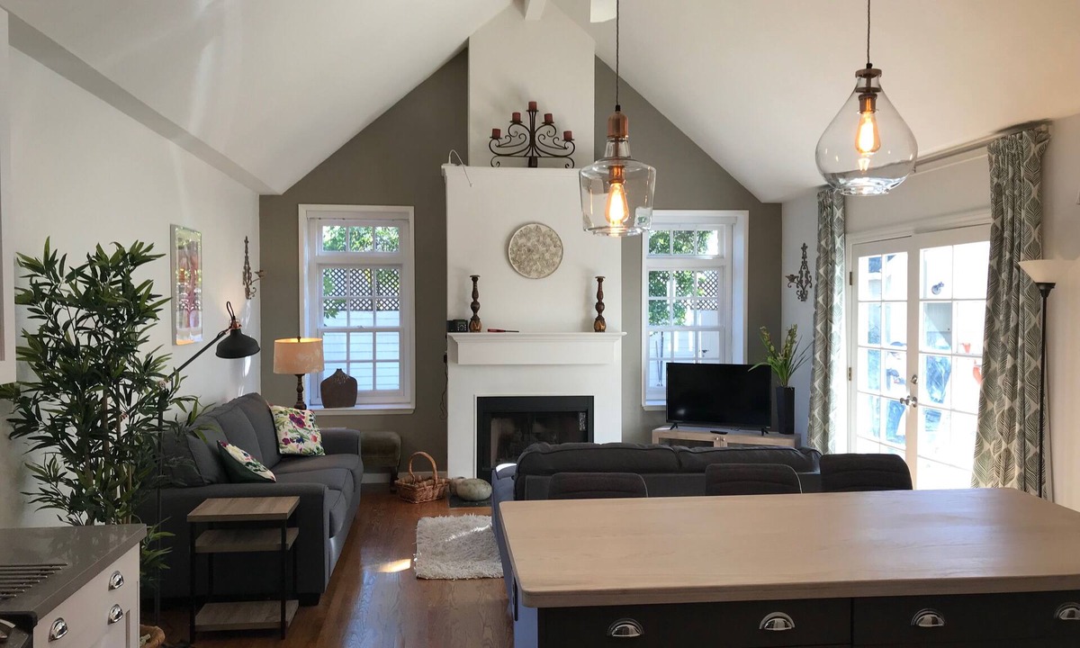 Junior College Neighborhood Association House | Stylish, pet friendly vintage gem on one of Santa Rosa's prettiest streets!