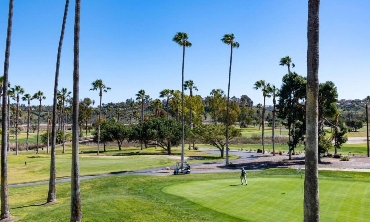 Rancho Santa Fe Hotel | Stylish Suite and Enjoy the Hot Tub, Racquet Sports & Clubhouse Experience