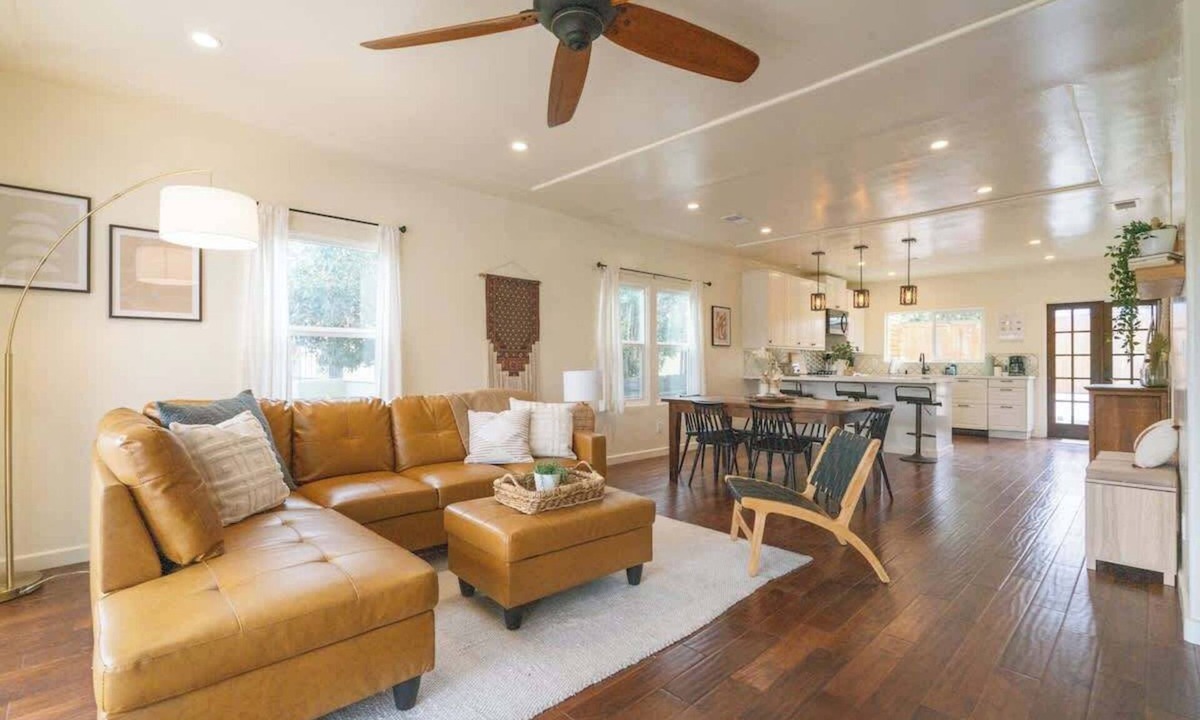 Morena House | Sunny 3BR Duplex | Mins to Mission Bay & SeaWorld!