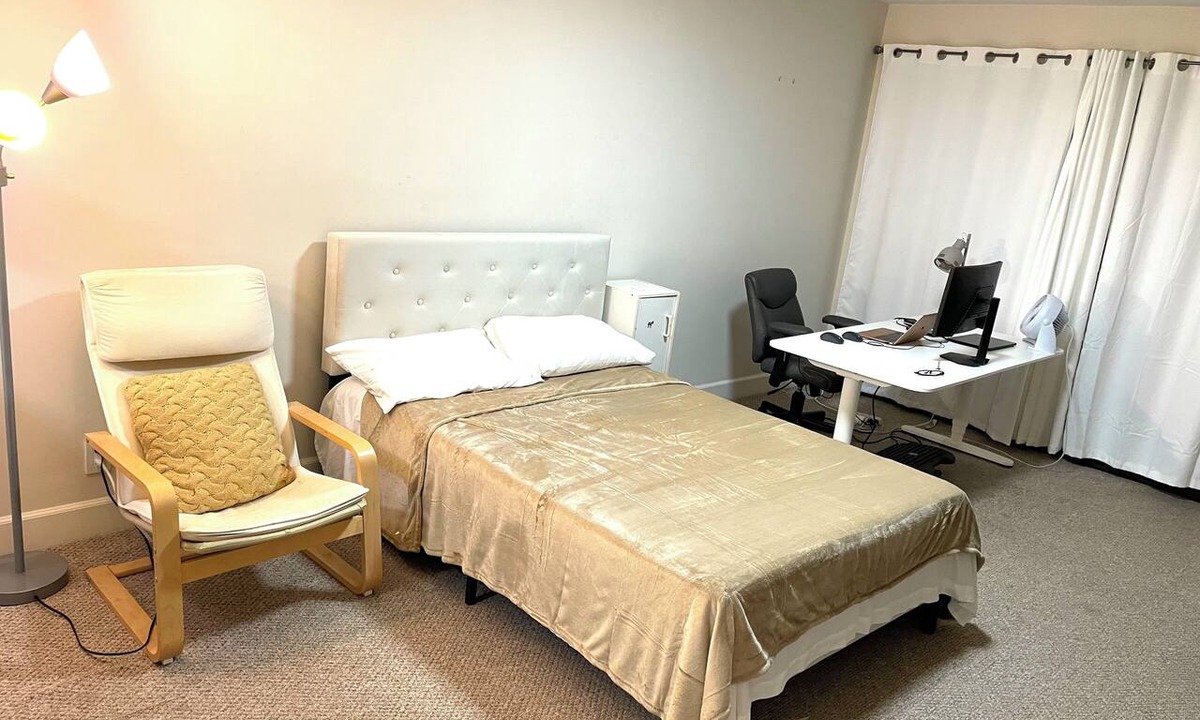Westwood Apartment | Sunny balcony studio in Westwood, LA at 10 min walk to UCLA with Gym, WiFi, AC