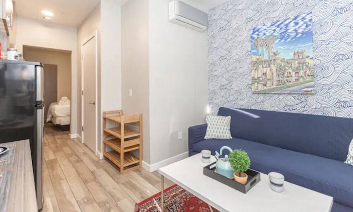 Midway District House | Sunny Downtown Apt. Walk to All. Parking/HBO/WiFi2