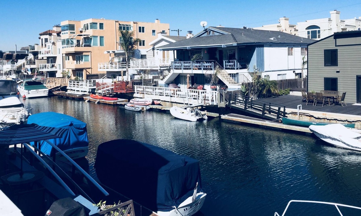 Sunset Beach House | *Sunset Beach Retreat | Waterfront | Deck | Kayaks
