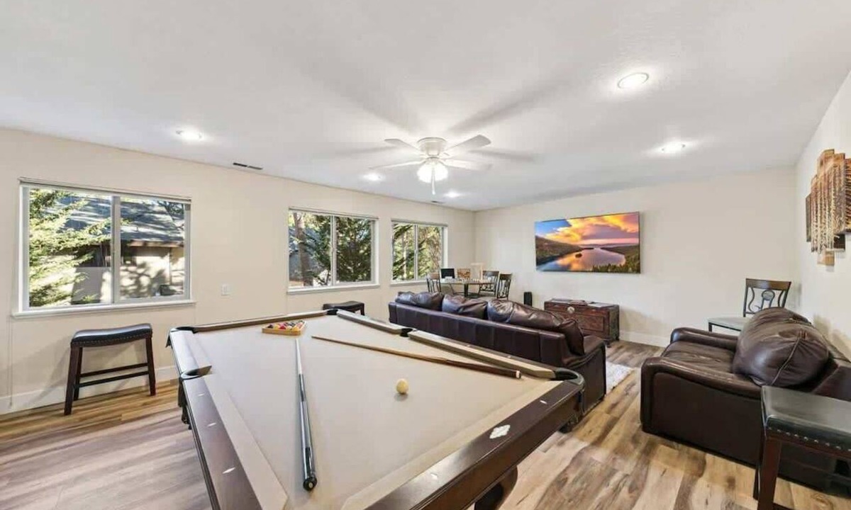 Tahoe Island House | Tahoe Adventure Lodge: Hot Tub + Pool Table