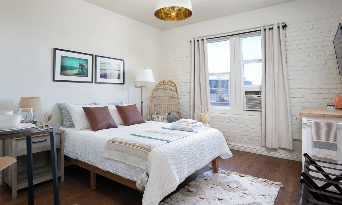 Westlake Apartment | Terrific studio with AC in sunny Los Angeles