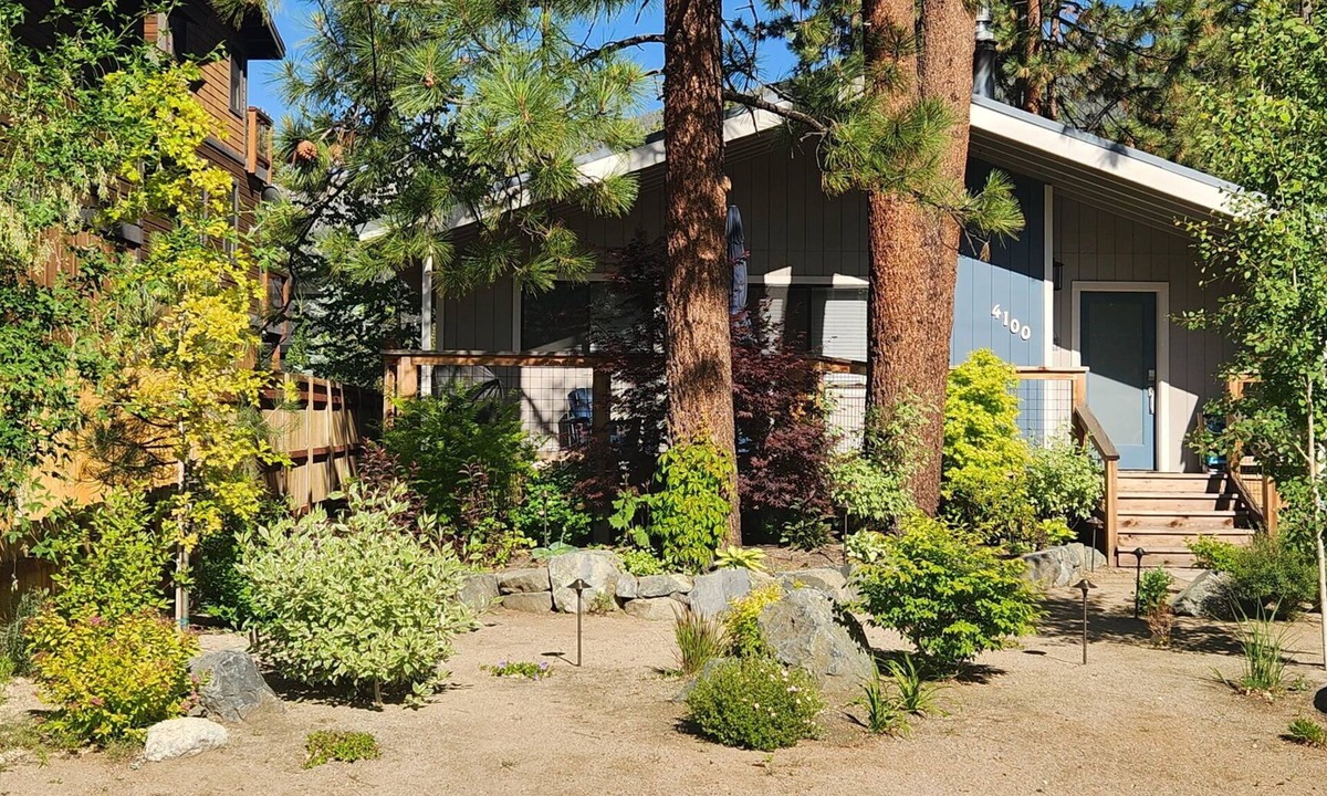 Lakeside Park House | The Azure Tahoe Cabin-Hot Tub-Pet Friendly 3 Bedrooms Walk to the Beach