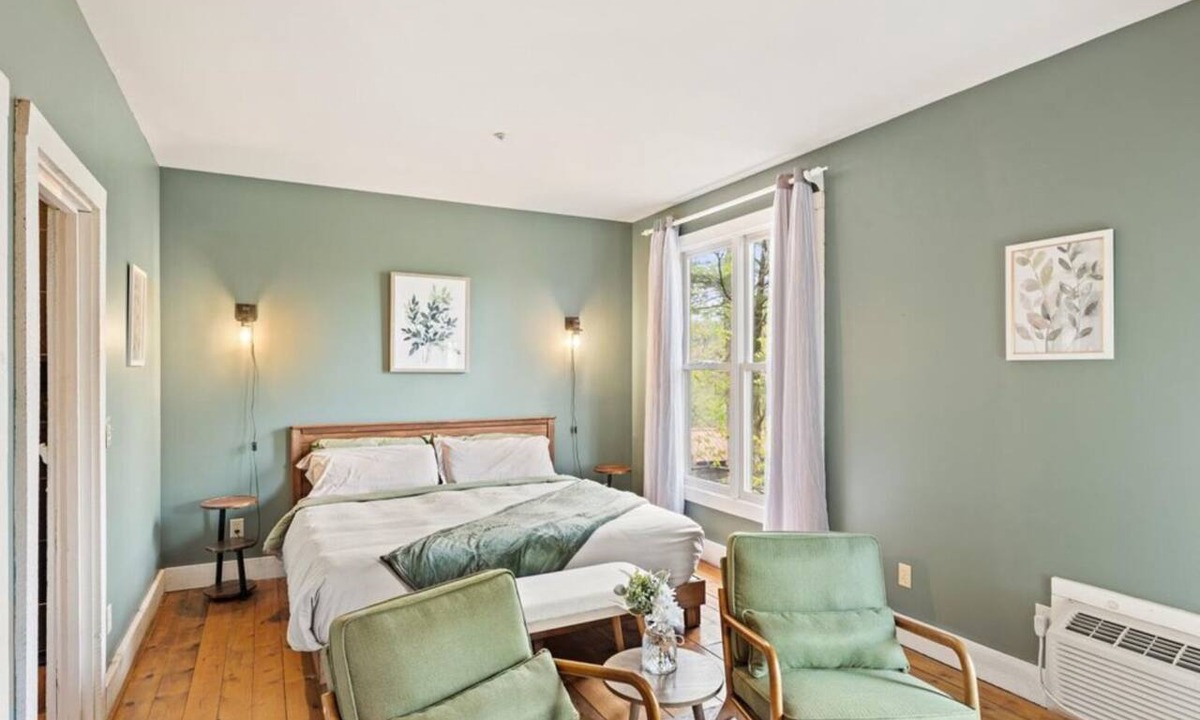 Townsend Hotel | Tree-View Studio | Walk-In Shower | Balcony