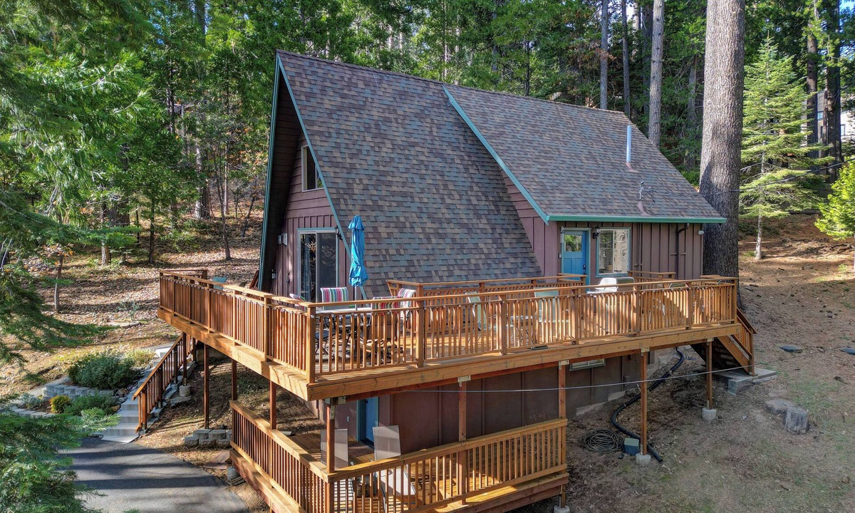 Arnold Cabin | TUCKED AMONG TOWERING PINES IN A QUIET FOREST SETTING