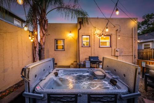 Central Sacramento House | Unique Bungalow w/hot Spa in DT