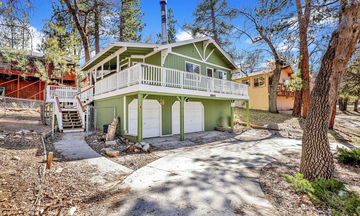 Upper Moonridge Cabin | Upper Moonridge Chalet: 2BR/2BA, Private Hot Tub, Wood Fireplace & WiFi