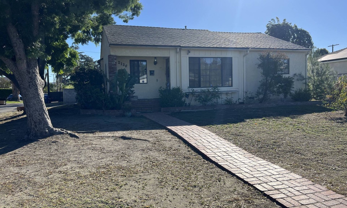 Valley Glen House | Valley Village Charmer that’s pet friendly w a huge back yard!