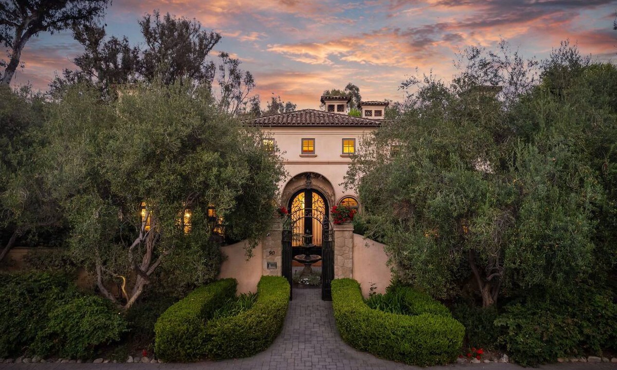Montecito House | Villa Farfalla; Montecito villa near Butterfly Beach with 4 bedrooms, yard, grill.