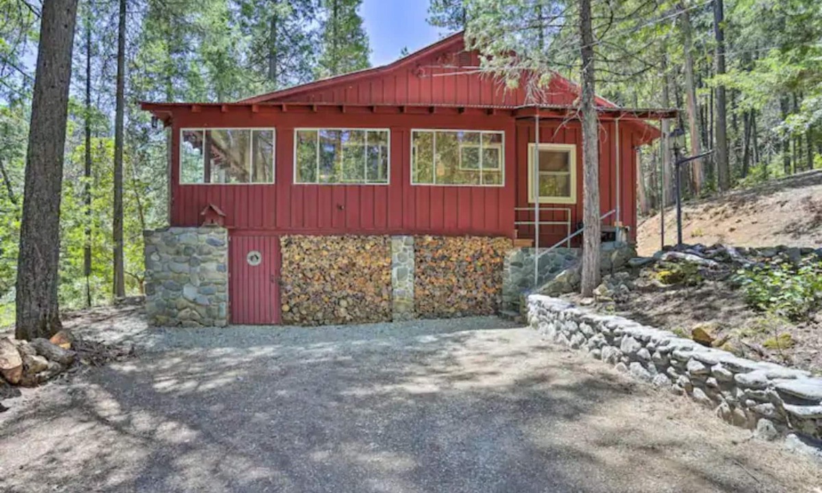 Coffee Creek Cabin | Vintage Pines Cabin- A nostalgic peaceful retreat with modern amenities.