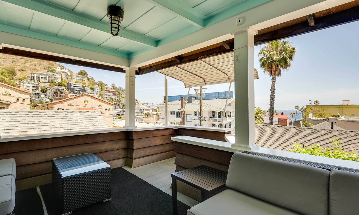 Avalon Cottage | Walk to Beach: Catalina Gem w/Deck!
