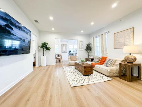 McManus House | Walk to Rodeo Drive! Minutes to Sunset Strip & Shopping