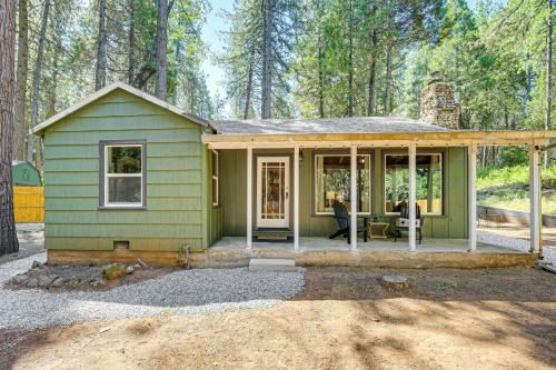 Forest Meadows House | Walk to Winery: Cozy Cabin w/Fire Pit in Murphys