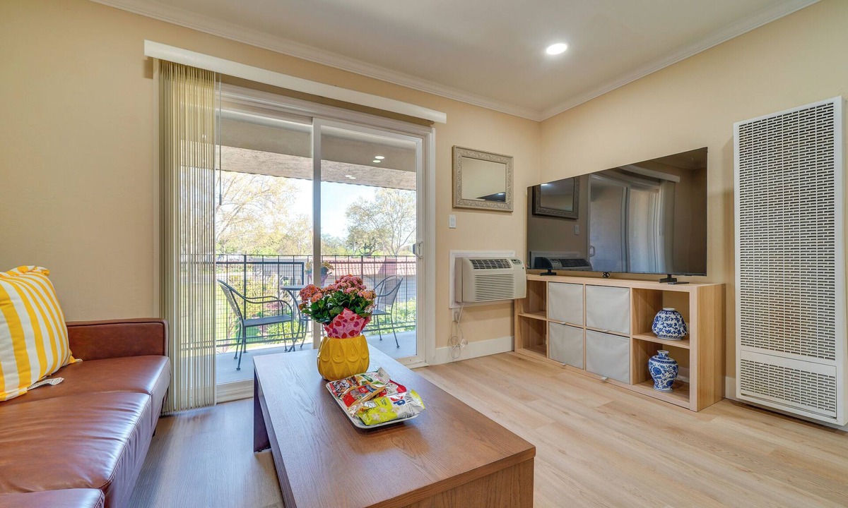 Pleasanton Condo | Walkable Pleasanton Condo Near Downtown w/Balcony