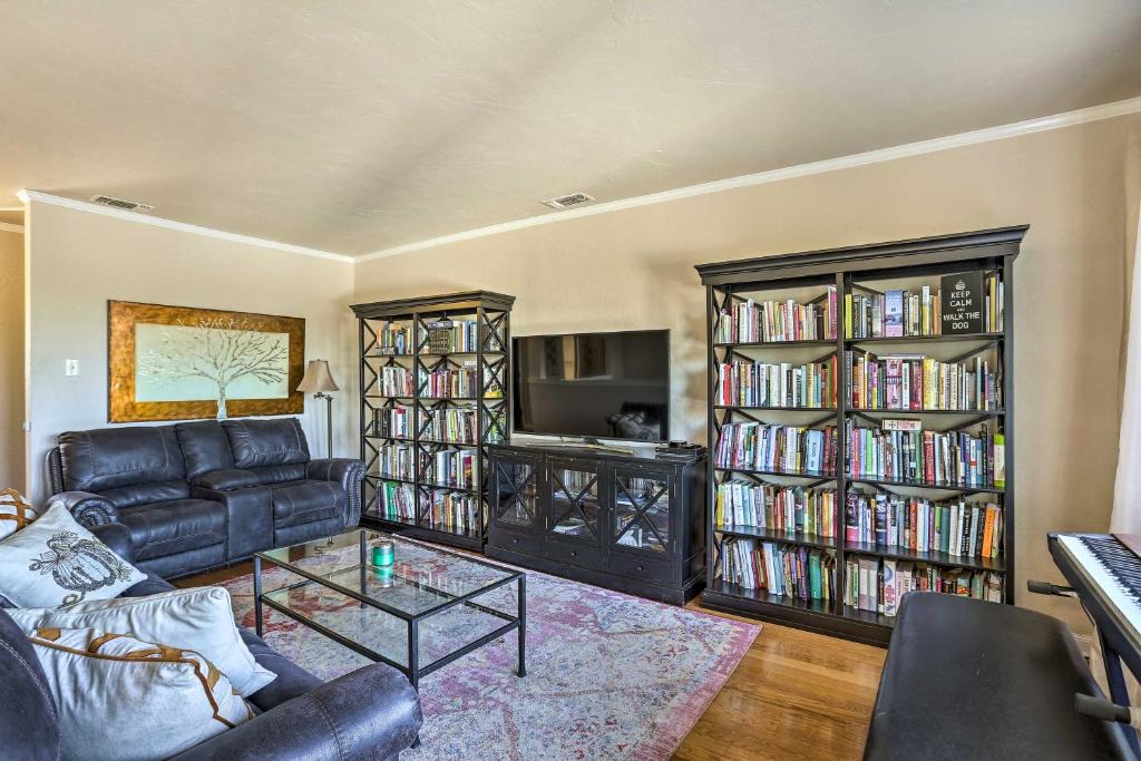 Happy Valley House | Warm Anderson Abode with Furnished Porch and Deck