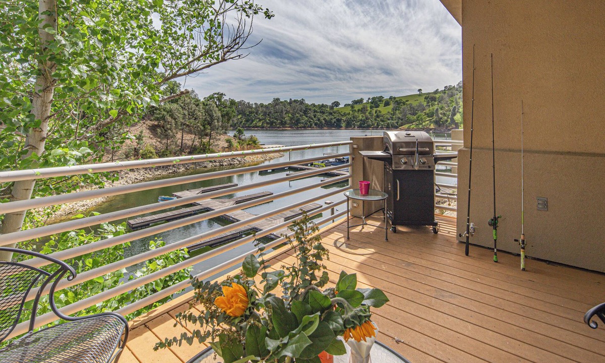 Copperopolis House | Waterfront Lake Tulloch Townhome Steps From Marina