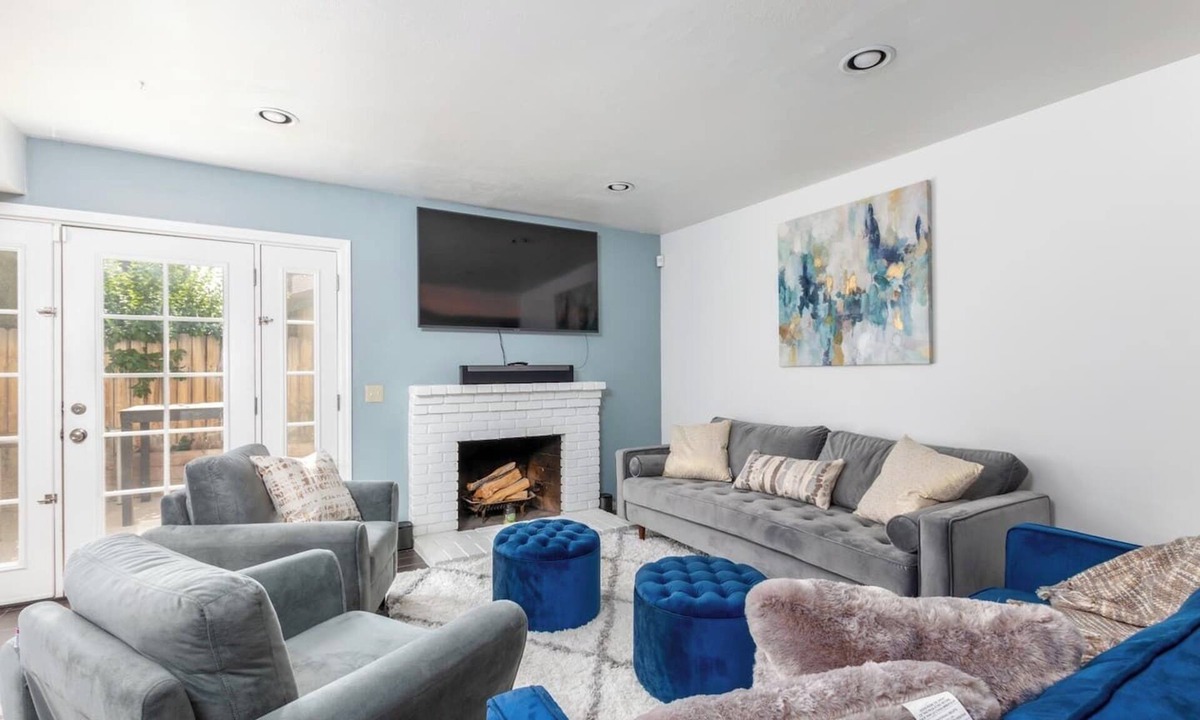 Redlands House | Welcome to Heidi House – Entire Home, a spacious 5-bedroom, 4-bath home in Redlands designed for comfortable extended stays. With a dedicated office, fast Wi-Fi, private backyard, garage parking, and plenty of room for up to 10 guest.