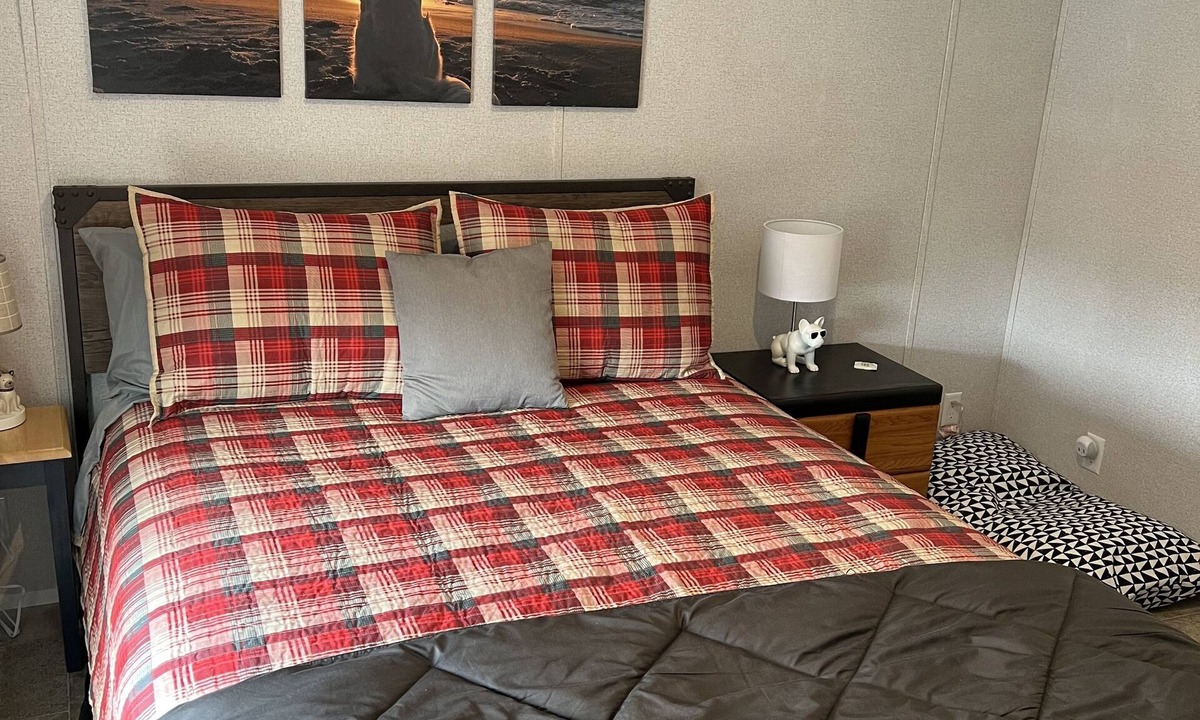 Crescent City Cottage | "Woof" Lodge minutes from the Beach and Redwoods
